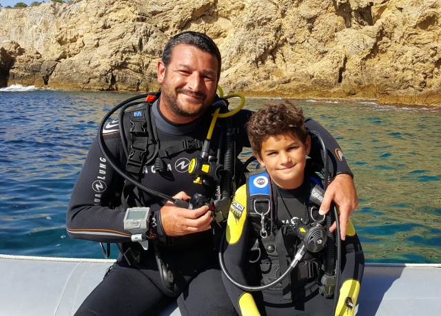 Joven buceador e instructor en Javea